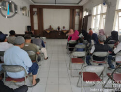 Bhabinkamtibmas Polsek Karawang Menghadiri Rapat Minggon di Aula Kantor Kelurahan Karawang Kulon